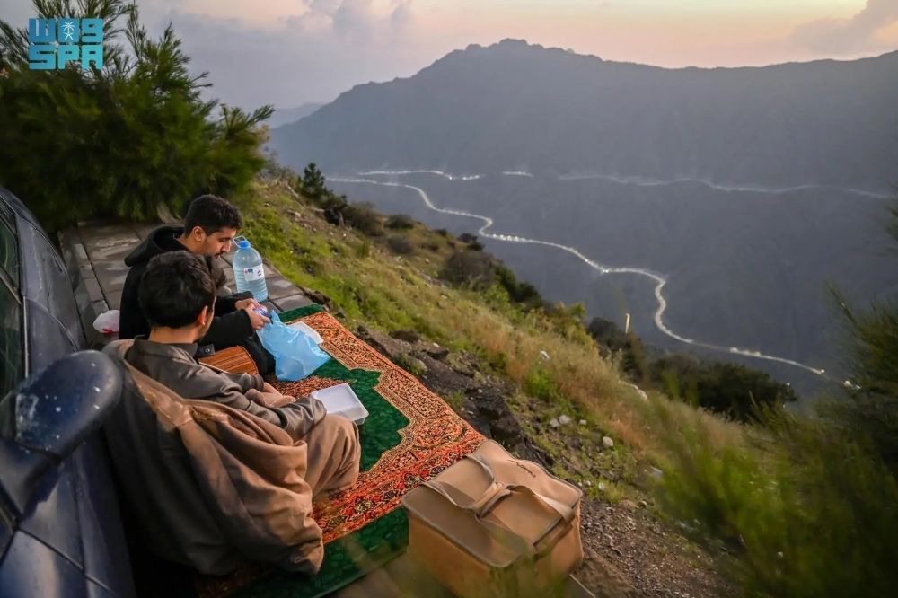 في جو من الروحانية.. مرتفعات الباحة تجمع الصائمين وقت الإفطار