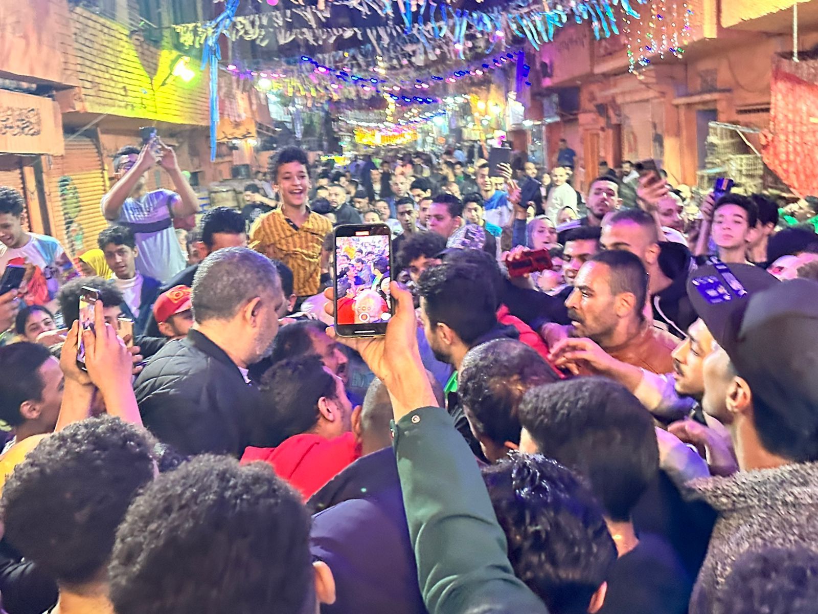 حمادة هلال يحتفل مع أهالي منطقته بالنجاح الكبير لـ المداح 4