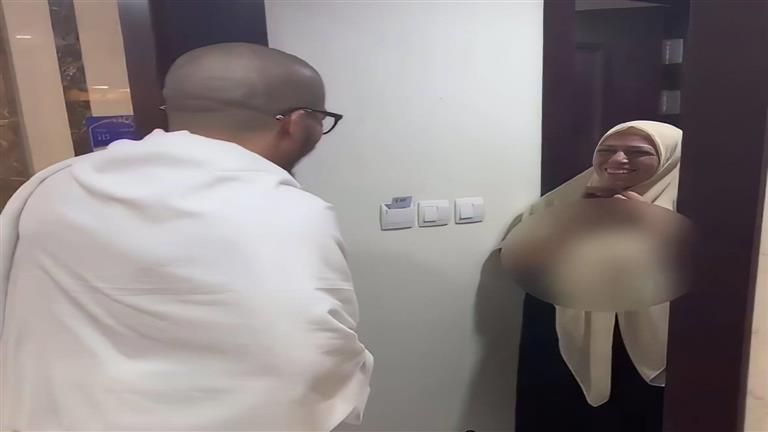 من قلب مكة.. مغترب جزائري يفاجئ والدته بهذا الأمر