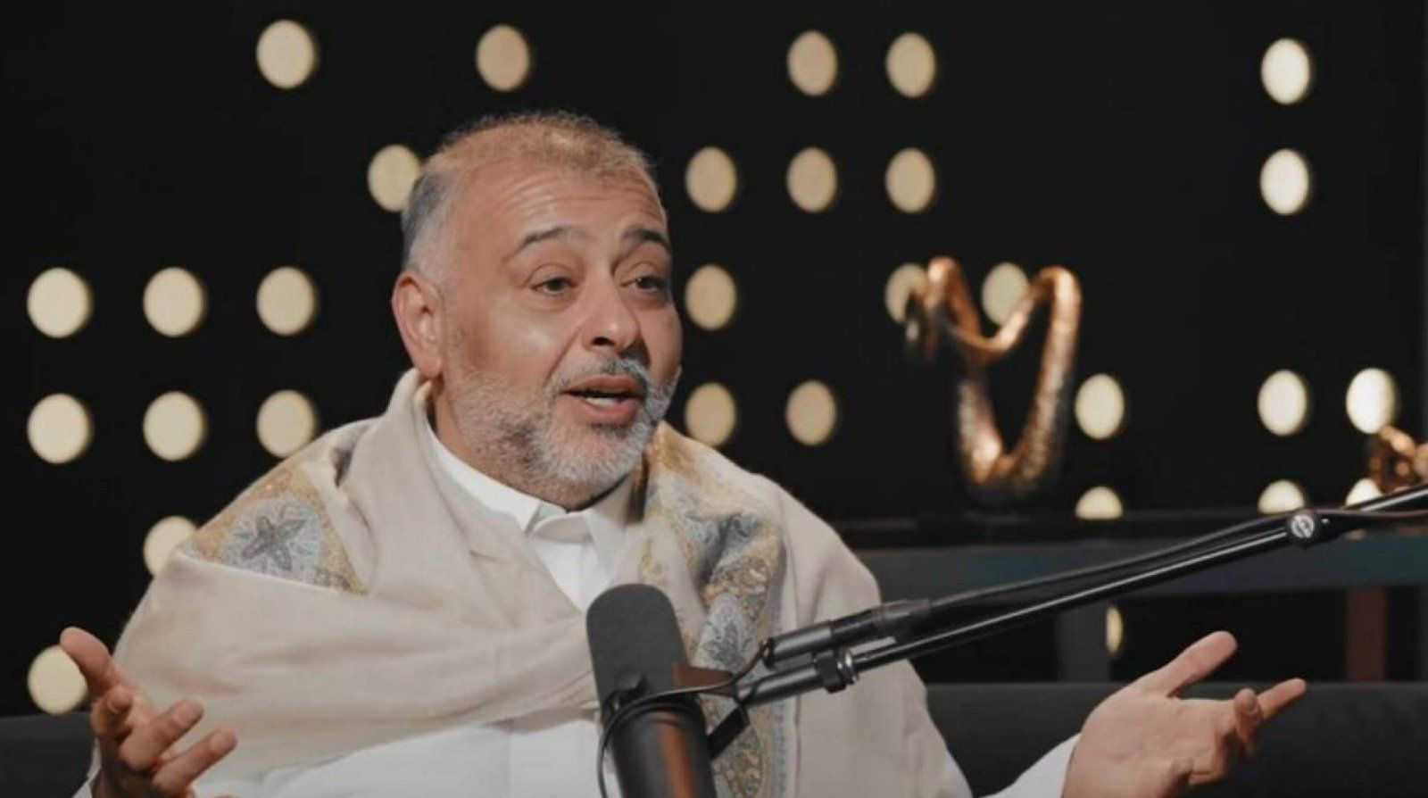 بالفيديو: حسن البلام يكشف سر بكائه بعدما أنجب ابنته وعمره 45 سنة