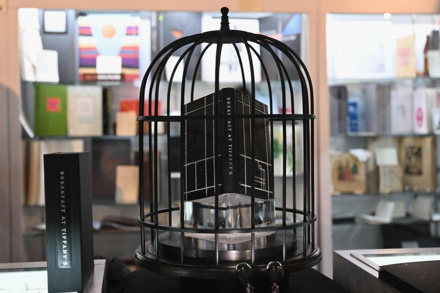 الامارات | كتاب مرصَّع بـ1000 ألماسة للبيع بـ1.5 مليون دولار