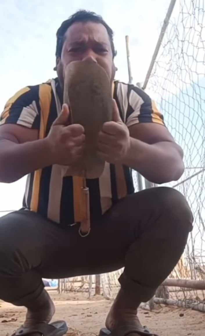 شاهد بالصورة والفيديو.. مواطن من دولة “نيبال” يكتسب القوة ويقوم بتكسير الحديد ويؤكد: (السبب أكل “العصيدة” السودانية) والجمهور يسخر: (لو فعلاً معناها نحن مفروض نكسر الكمر)
