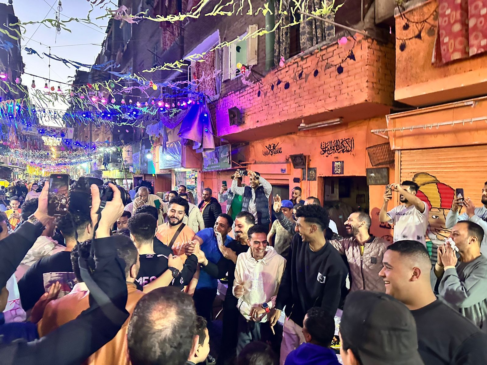 حمادة هلال يحتفل مع أهالي منطقته بالنجاح الكبير لـ المداح 4