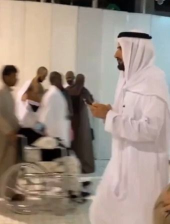 توفيق الربيعة يتجول في الحرم المكي أثناء صلاة التهجد.. فيديو