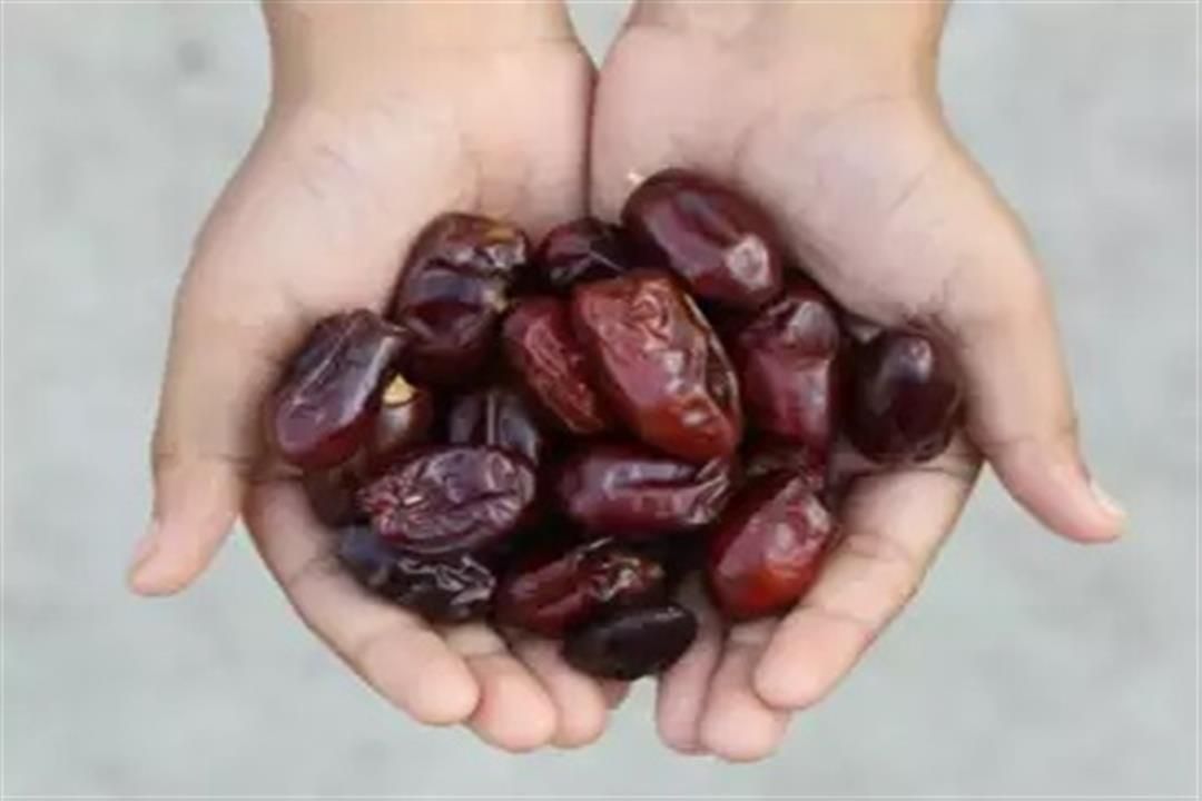هذا ما يحدث لجسمك عند تناول التمر.. 5 تأثيرات غير متوقعة