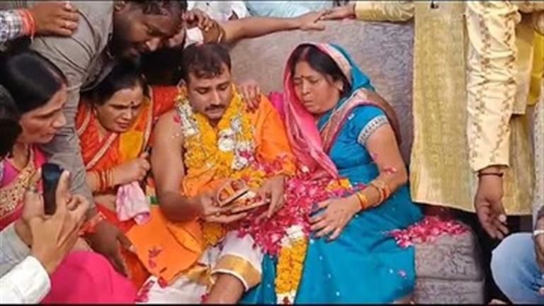 أغرب هدية في العالم.. رجل يهدي والدته حذاء مصنوع من جلده (صور)