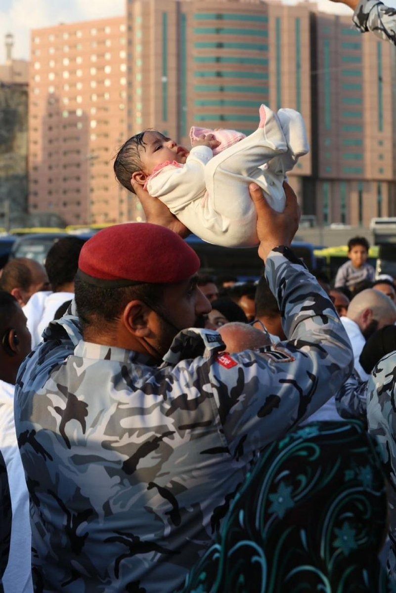 رجل أمن يخطف الأنظار بحمله طفل رضيع وسط زحام الحرم المكي