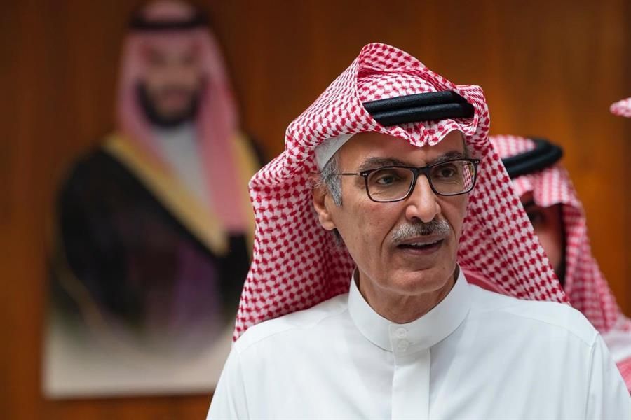 الشاعر الأمير بدر بن عبدالمحسن يطمئن جمهوره على صحته بعد تعرضه لوعكة صحية