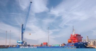 مجموعة موانئ دبى العالمية تتسلم رافعة متنقلة جديدة فى ميناء السخنة