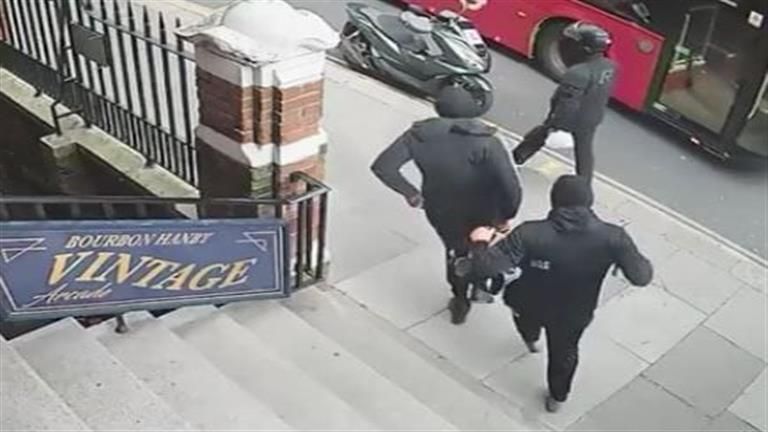 لصوص يسرقون محل مجوهرات في وضح النهار- وفيديو يوثق الحادث