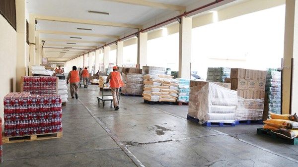 مراكز توزيع المواد الغذائية المدعومة في العين تنهي استعداداتها لاستقبال العيد