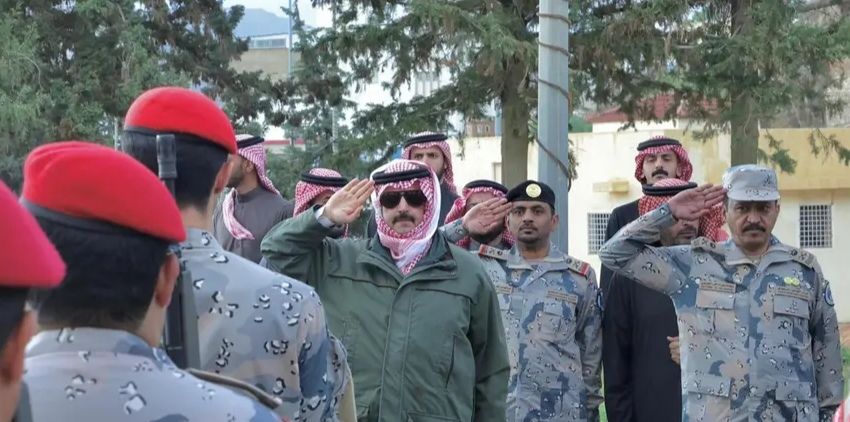 السعودية | أمير منطقة عسير يشارك المرابطين على الحد الجنوبي إفطارهم الرمضاني