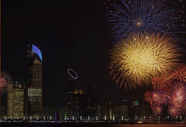 مواقع ومواعيد عروض الألعاب النارية في أبوظبي احتفاءً بعيد الفطر
