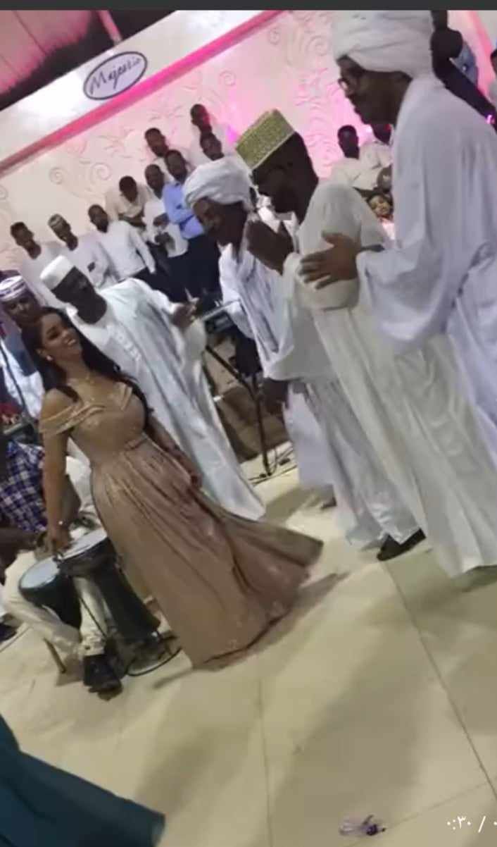 شاهد بالصورة والفيديو.. بأزياء مثيرة للجدل.. حسناوات فائقات الجمال يقتحمن حفل “طمبور” ويقدمن فواصل من الرقص المثير مع “الكورس” والجمهور يعلق: (شوايقة والبلد رايقة)