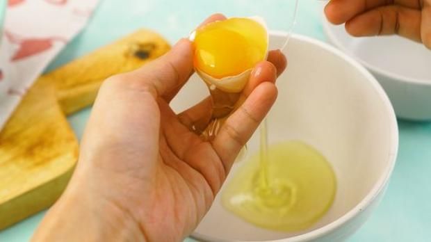 دلعي جوزك بدل ماتنكدي علية ..  ماسك زيت الزيتون والبيض هترجعي قمر 14 ليلة العيد