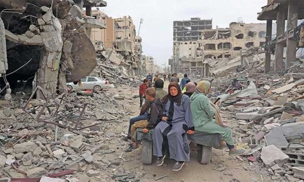 خان يونس.. انتشال عشرات الجثث وأحياء دمرت بالكامل