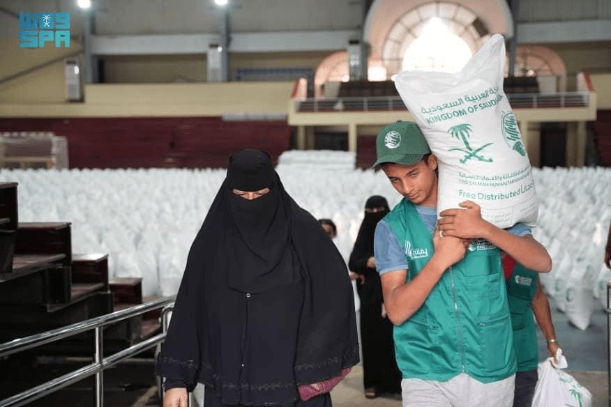 السعودية | مركز الملك سلمان للإغاثة يوزع 1.822 كيسًا من الأرز في عدة مديريات بمحافظة تعز
