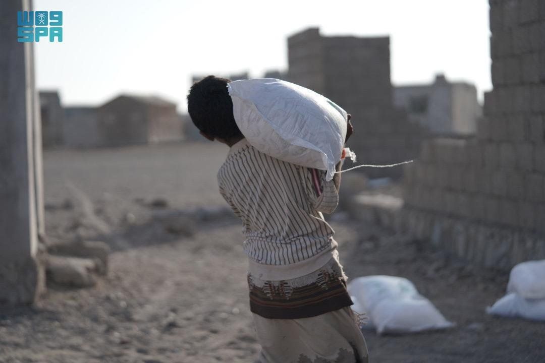 السعودية | مركز الملك سلمان للإغاثة يوزع 1.506 أكياس من الأرز في مديرية المضاربة بمحافظة لحج