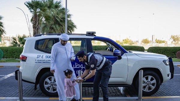 شرطة أبوظبي تشارك السائقين فرحة العيد