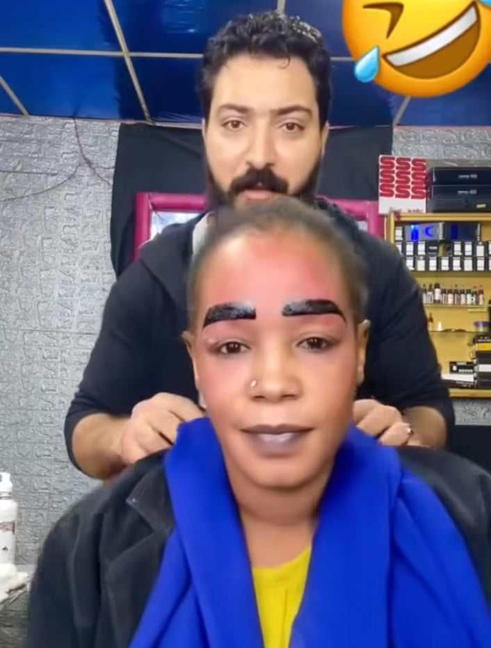 شاهد بالصورة والفيديو.. جعلها تذرف الدموع وتبكي بحرقة.. خبير تجميل مصري يقوم بعمل “مقلب” مضحك في فتاة سودانية لجأت إليه لتركيب “الحواجب”