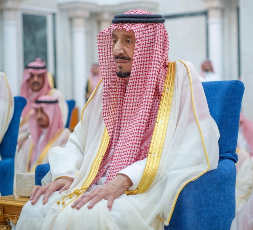 بالصور.. خادم الحرمين الشريفين يؤدي صلاة العيد في قصر السلام بجدة