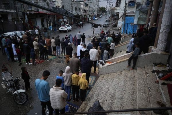 غزة.. الآلاف يقيمون صلاة عيد الفطر فوق أنقاض المساجد (صور)