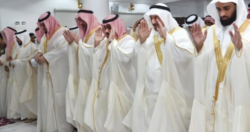 أمراء المناطق يؤدون صلاة عيد الفطر المبارك