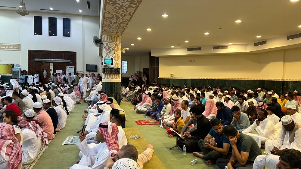 شاهد.. إقبال الأهالي على جوامع جدة لأداء صلاة العيد