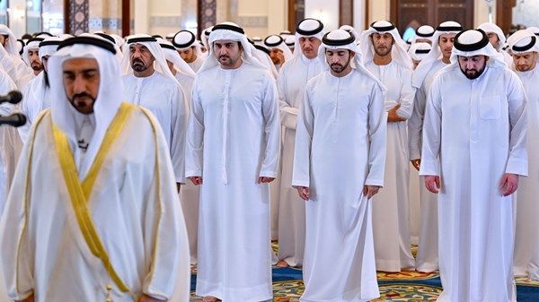 حمدان ومكتوم بن محمد يؤديان صلاة عيد الفطر في مسجد زعبيل الكبير بدبي