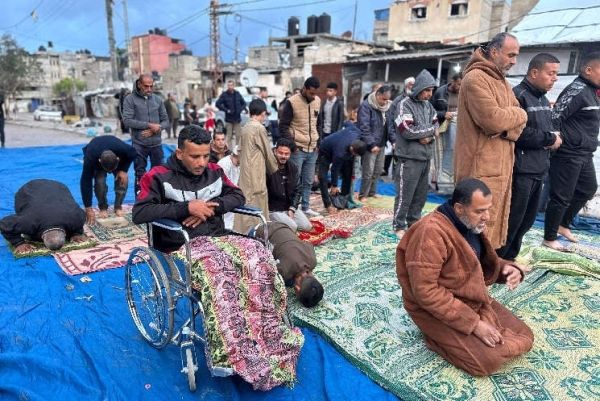 غزة.. الآلاف يقيمون صلاة عيد الفطر فوق أنقاض المساجد (صور)