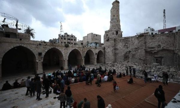 غزة.. الآلاف يقيمون صلاة عيد الفطر فوق أنقاض المساجد (صور)