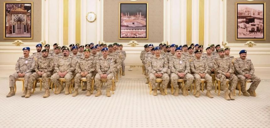 وزير الدفاع يستقبل قادة الوزارة وكبار مسؤوليها بمناسبة عيد الفطر