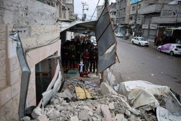 غزة.. الآلاف يقيمون صلاة عيد الفطر فوق أنقاض المساجد (صور)