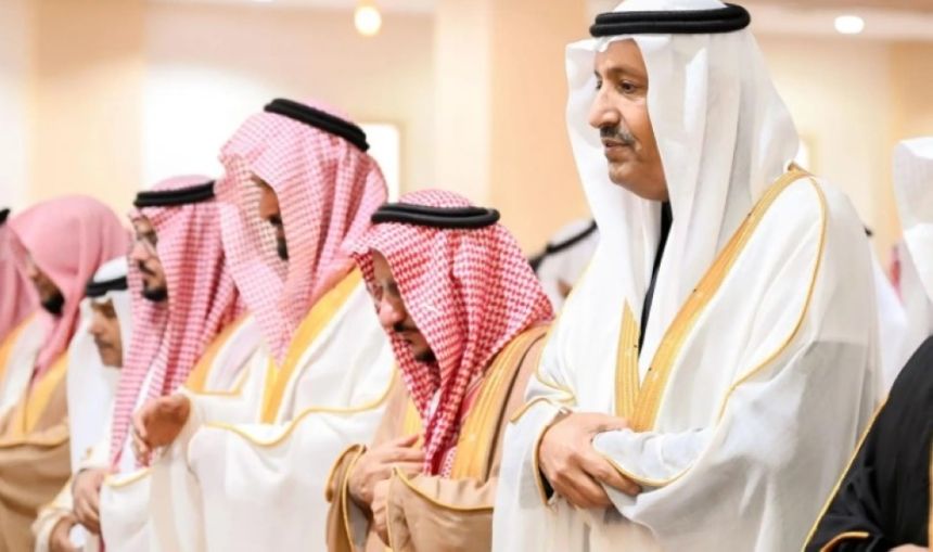 أمراء المناطق يؤدون صلاة عيد الفطر المبارك