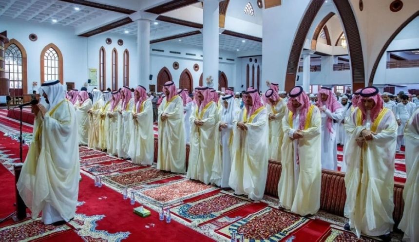 أمراء المناطق يؤدون صلاة عيد الفطر المبارك