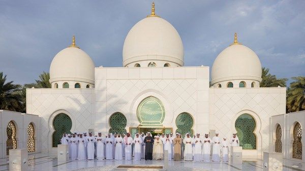 رئيس الدولة يهنئ الحكام وأبناء الإمارات والمقيمين والشعوب العربية والإسلامية بعيد الفطر المبارك