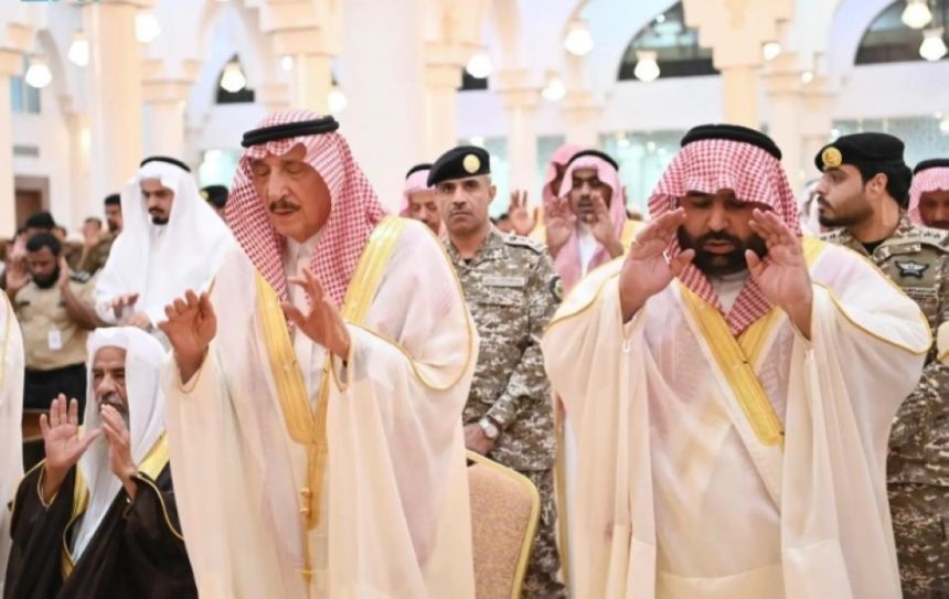أمراء المناطق يؤدون صلاة عيد الفطر المبارك