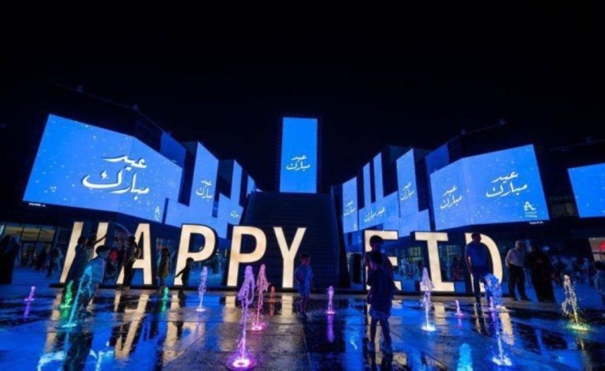 "العيدية والألعاب النارية والشوكولاتة" تدخل البهجة إلى قلوب الأطفال بالمملكة