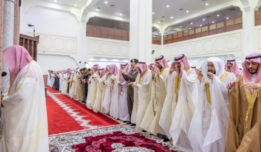 أمراء المناطق يؤدون صلاة عيد الفطر المبارك