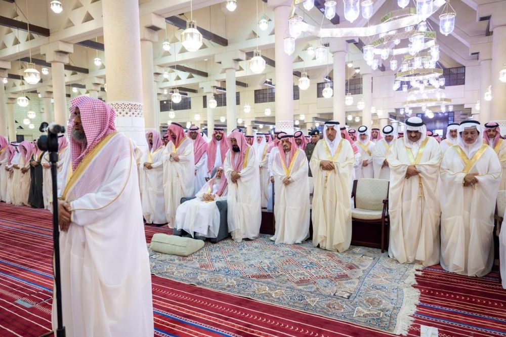 أمراء المناطق يؤدون صلاة عيد الفطر المبارك