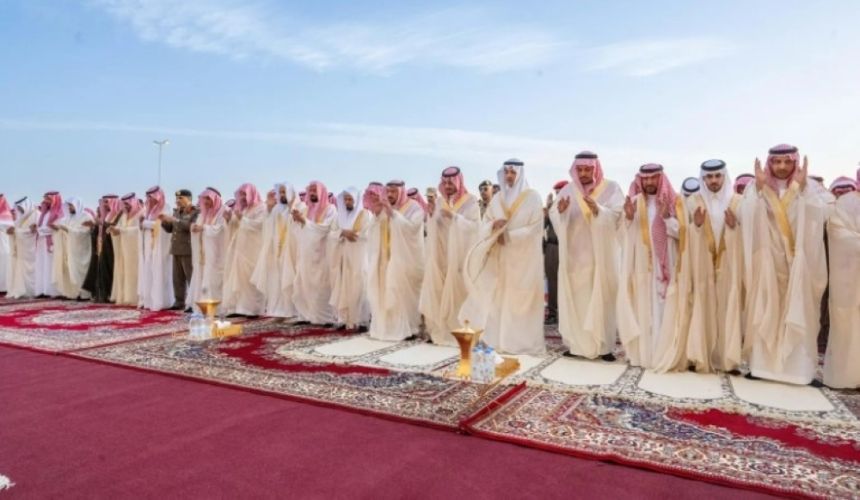 أمراء المناطق يؤدون صلاة عيد الفطر المبارك