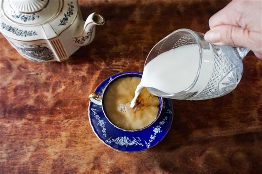 ماذا يحدث لجسمك عند تناول الشاي باللبن والبسكوت على الريق؟