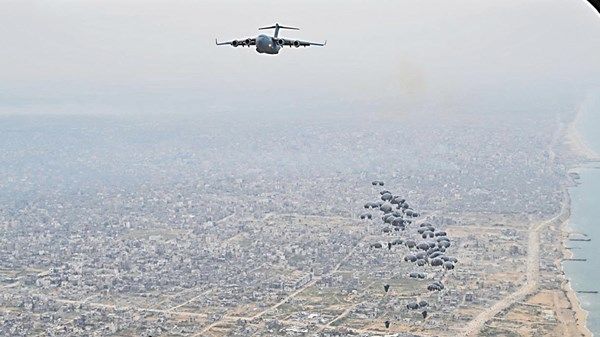 «طيور الخير» تُنفذ الإسقاط الجوي الـ 31 للمساعدات على شمال غزة