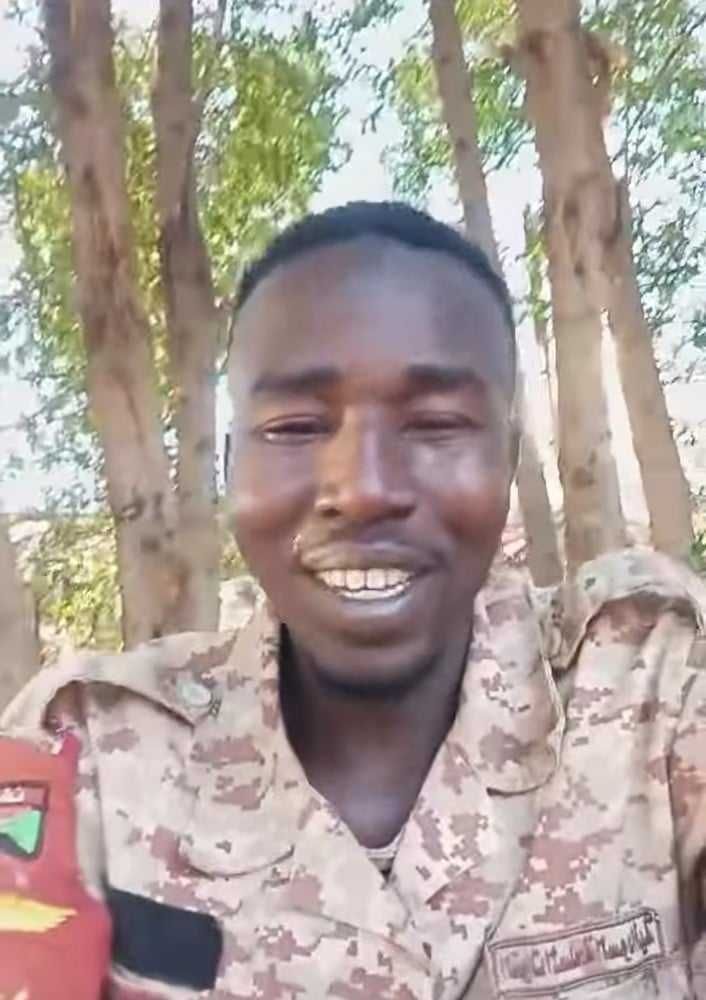 شاهد بالصورة والفيديو.. جندي بالجيش يبكي ويذرف الدموع شوقاً لكل الشعب السوداني: (اقسم بالله البلد بترجع أحسن من الأول والناس ستعود إلى بيوتها) ومتابعون: (دموعك غالية علينا يا فدائي)