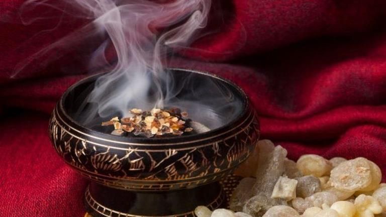 اطرد الطاقة السلبية من المنزل بالبخور.. حقيقة أم خرافة؟