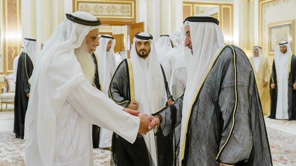 حاكم الشارقة يستقبل جموع المهنئين بحلول عيد الفطر