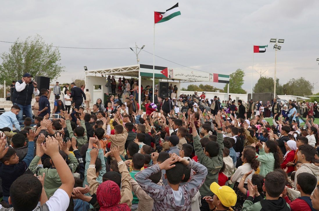 الامارات | فريق الإغاثة الإماراتي يشارك اللاجئين السوريين في مريجيب الفهود فرحة عيد الفطر