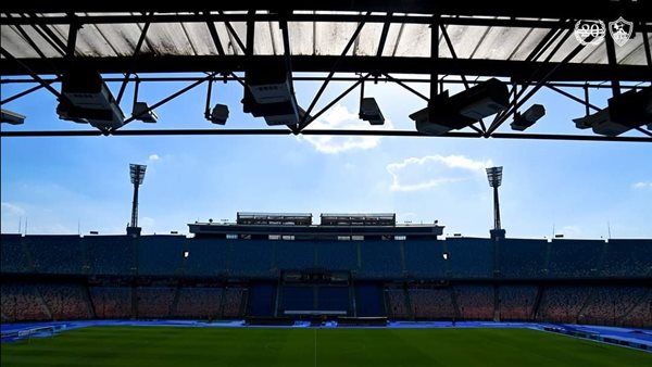 حافلة الزمالك تصل استاد القاهره استعدادا لمواجهة الإتحاد السكندري