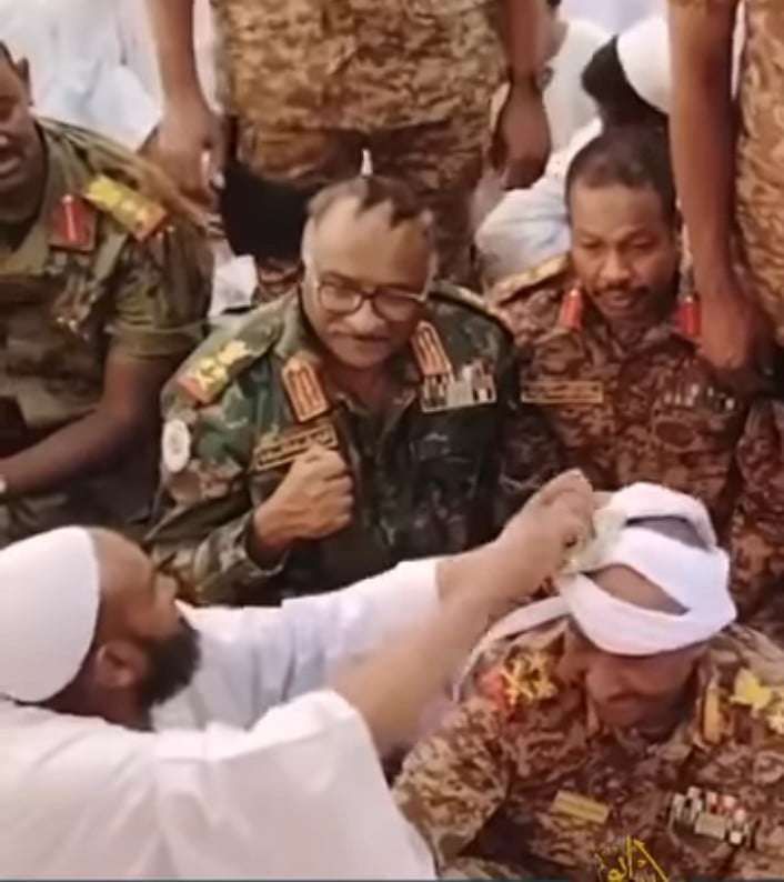 شاهد بالصورة والفيديو.. مواطنو القضارف يتسابقون على نزع “العمامة” و “الشال” من رؤوسهم وإهدائها للرئيس البرهان بعد أن صلى معهم صلاة العيد