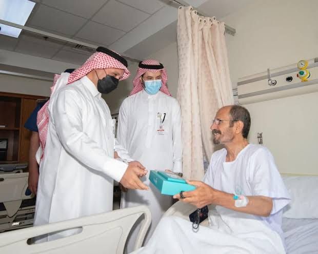 السعودية | اللواء الداود يعايد المنومين بمستشفى قوى الأمن بالرياض